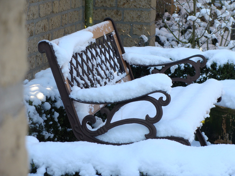 Gartenbank im Winterschlaf