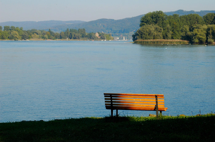 Gartenbank in der Abendsonne