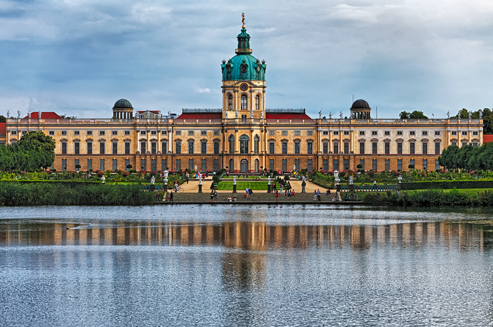 ... Gartenblick auf Schloss Charlottenburg  ...