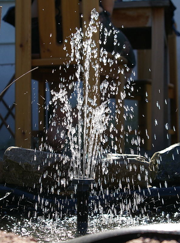 Gartenbrunnen in der Sonne