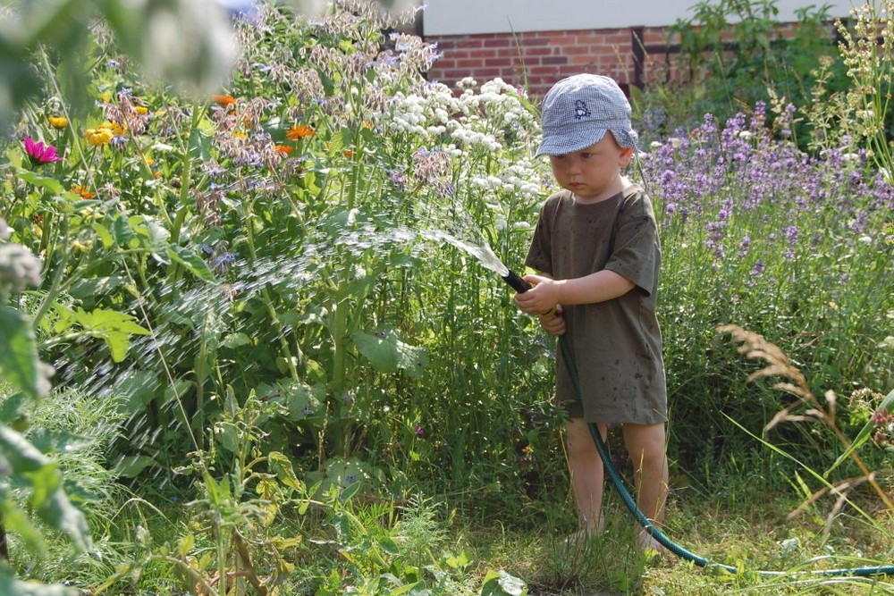 Gartenelf bei der Arbeit