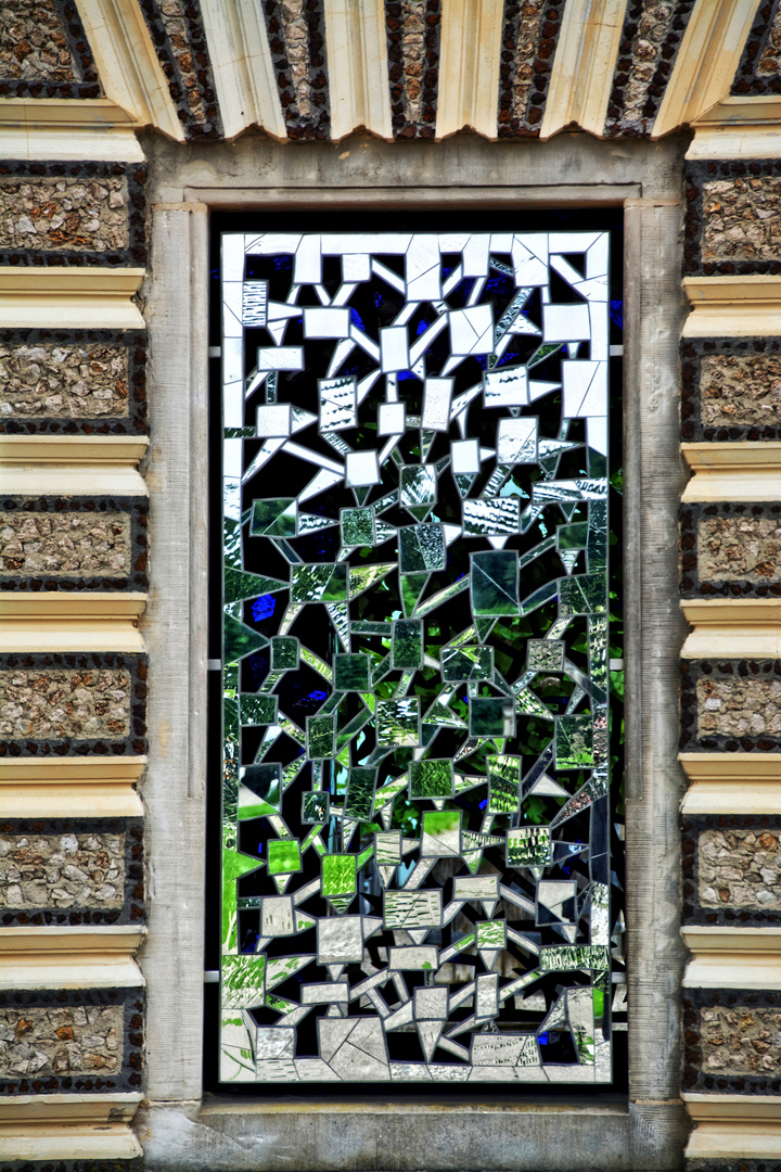 Gartengestaltung von Dazumal - Spiegelfenster der Grotte von Niki de Saint Phalle