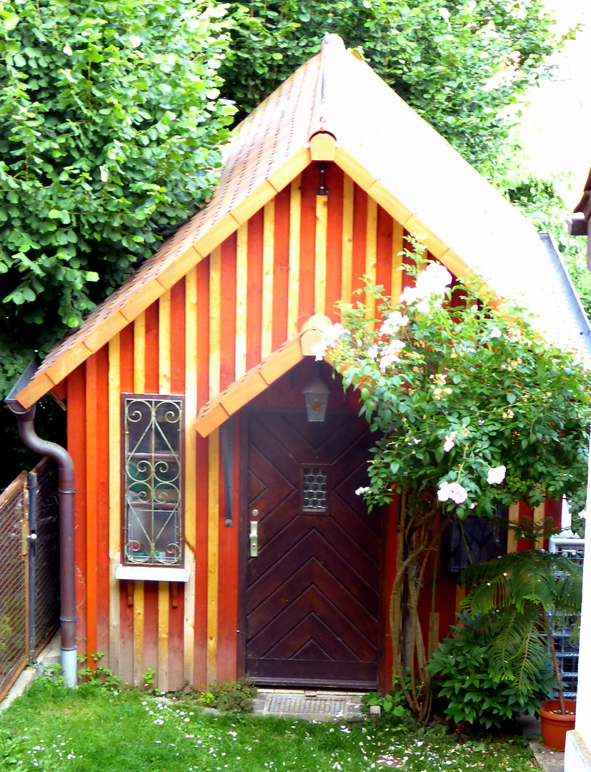 Gartenhaus mit Rosen