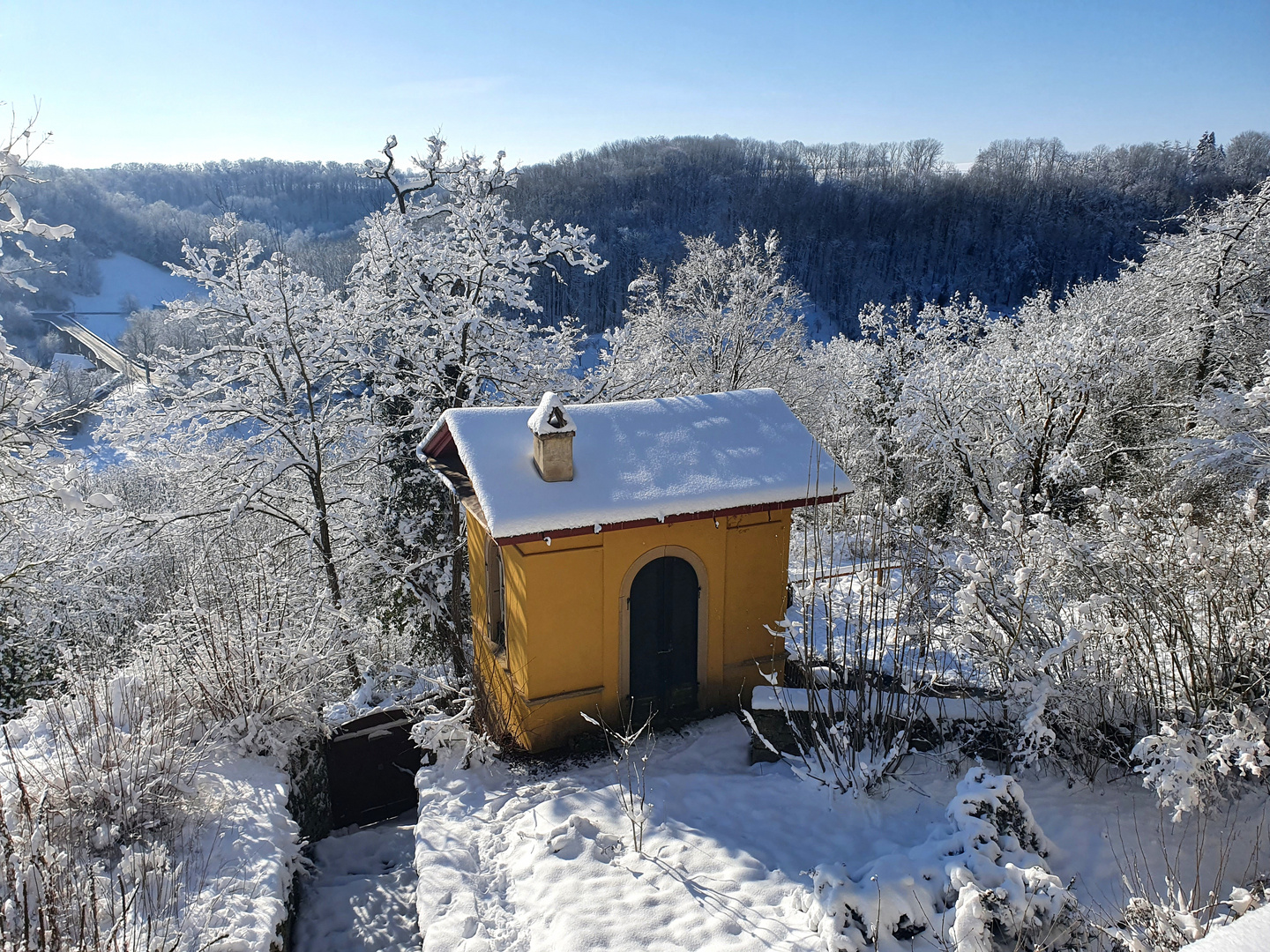 "Gartenhaus mit Winterlandschaft"
