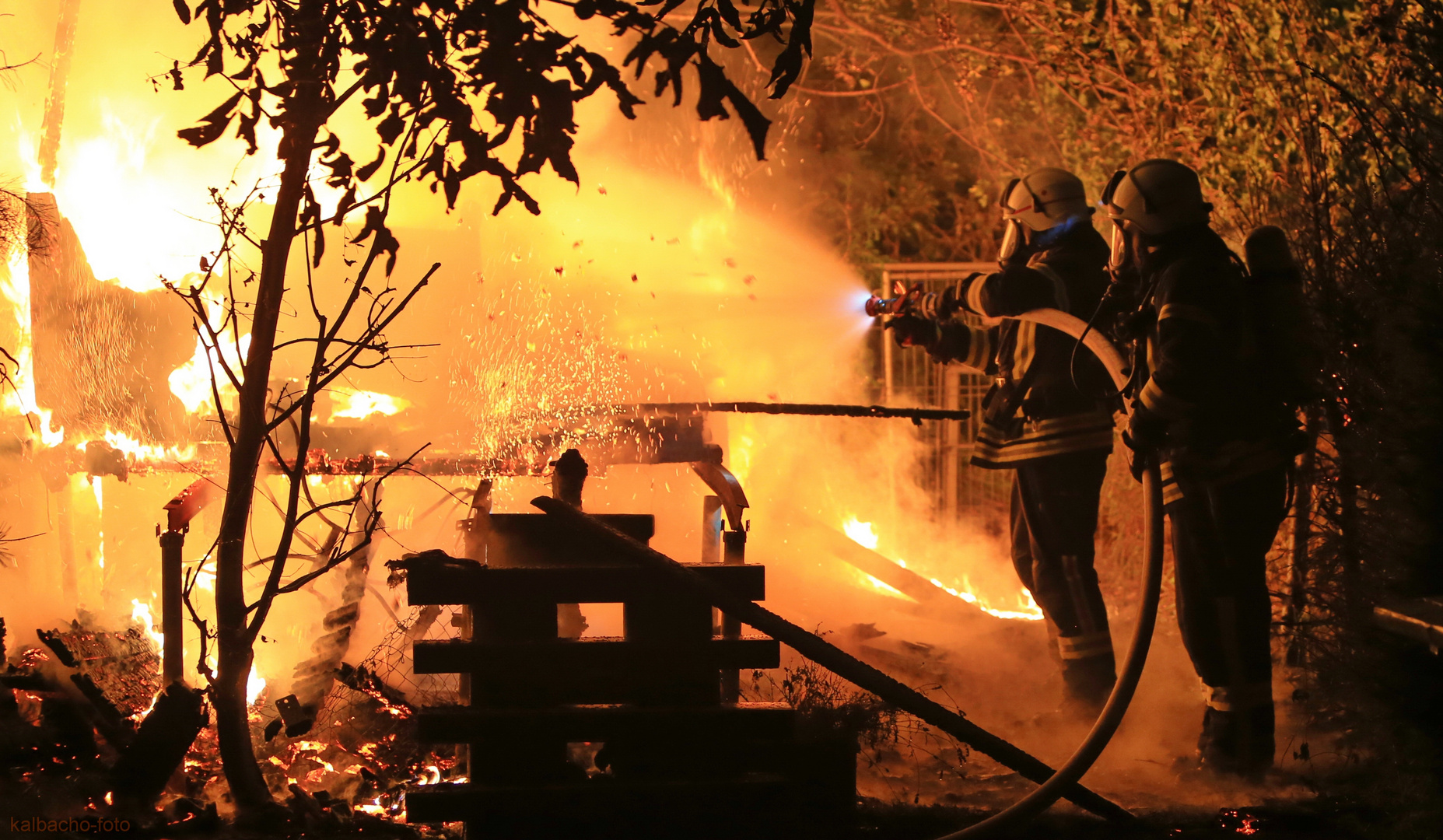 Gartenhütte im Vollbrand