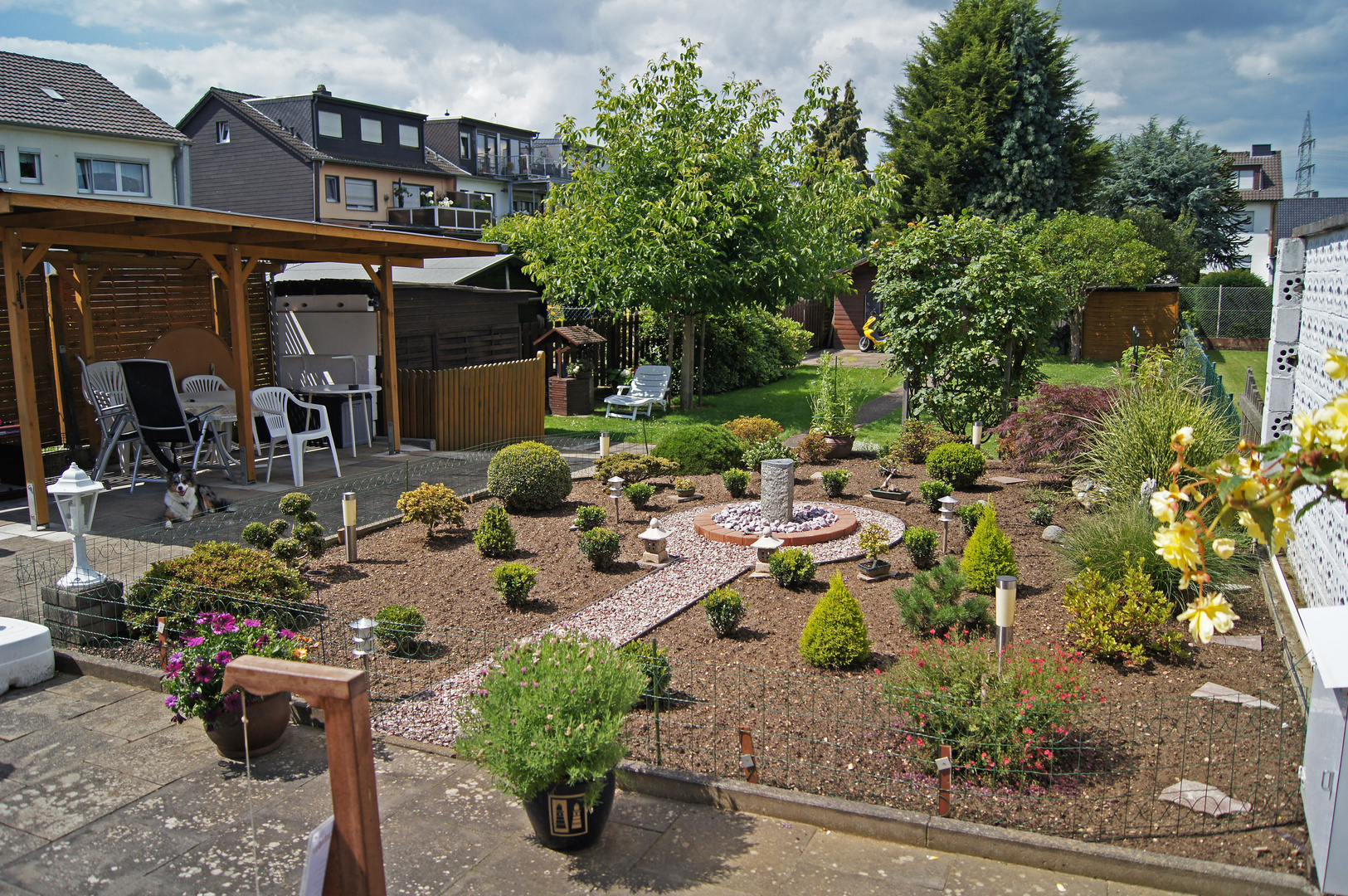 Gartenidylle mit Hund