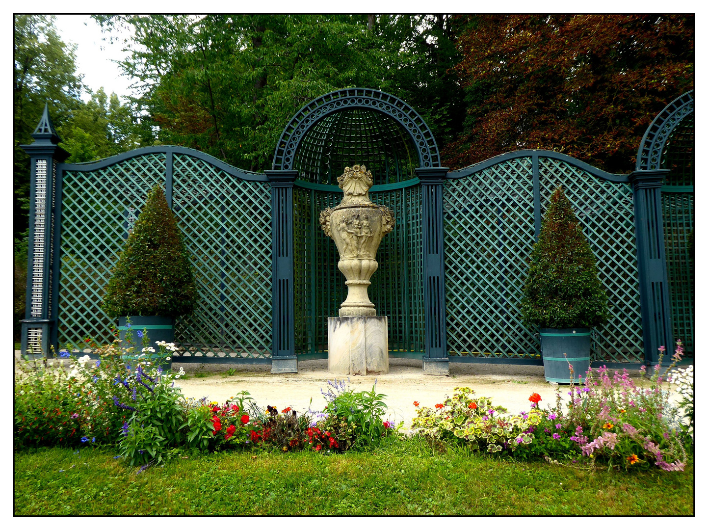 Gartenkunst rund um die Grotte