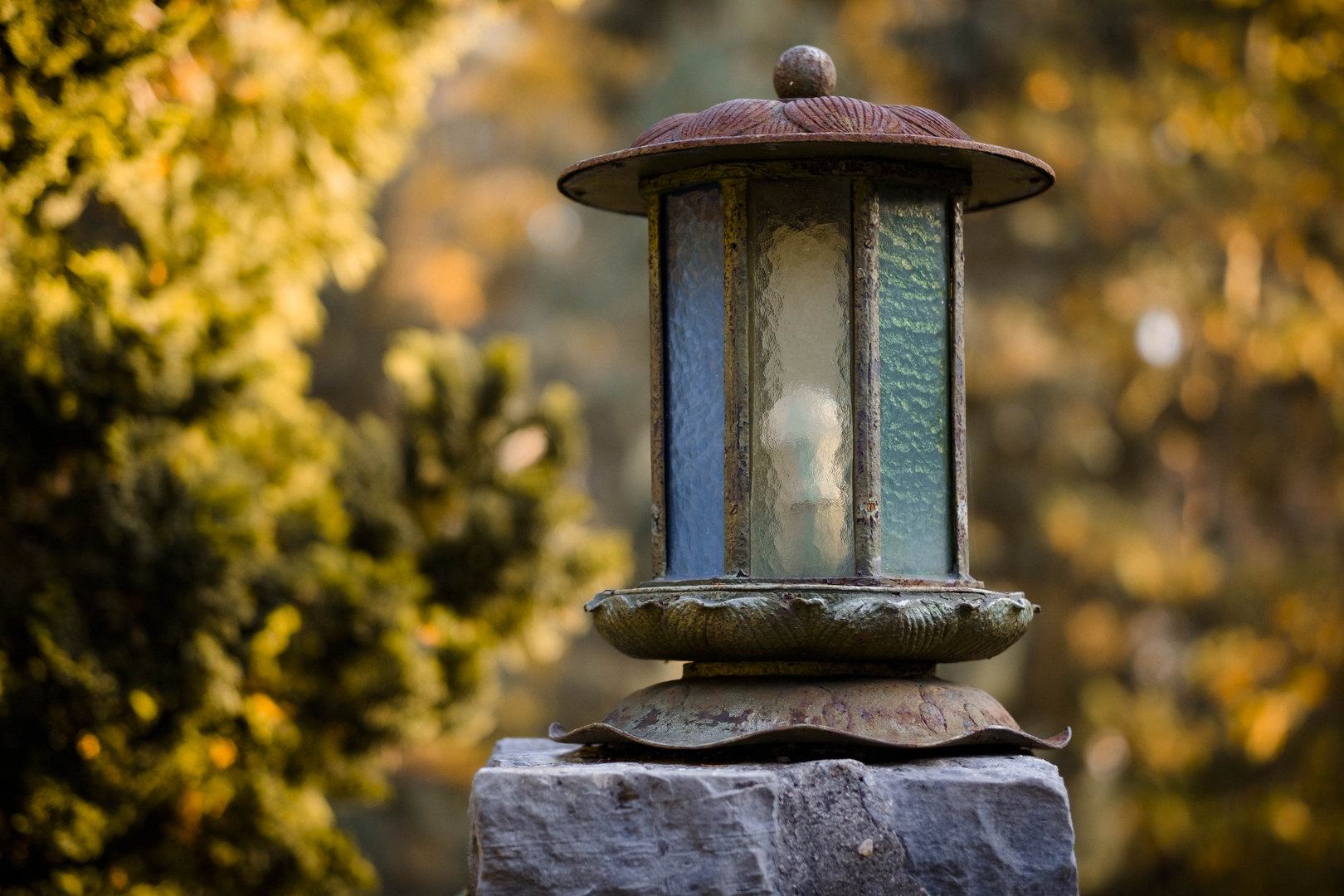 Gartenlampe in einem Buddhistischem Zentrum