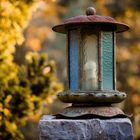 Gartenlampe in einem Buddhistischem Zentrum