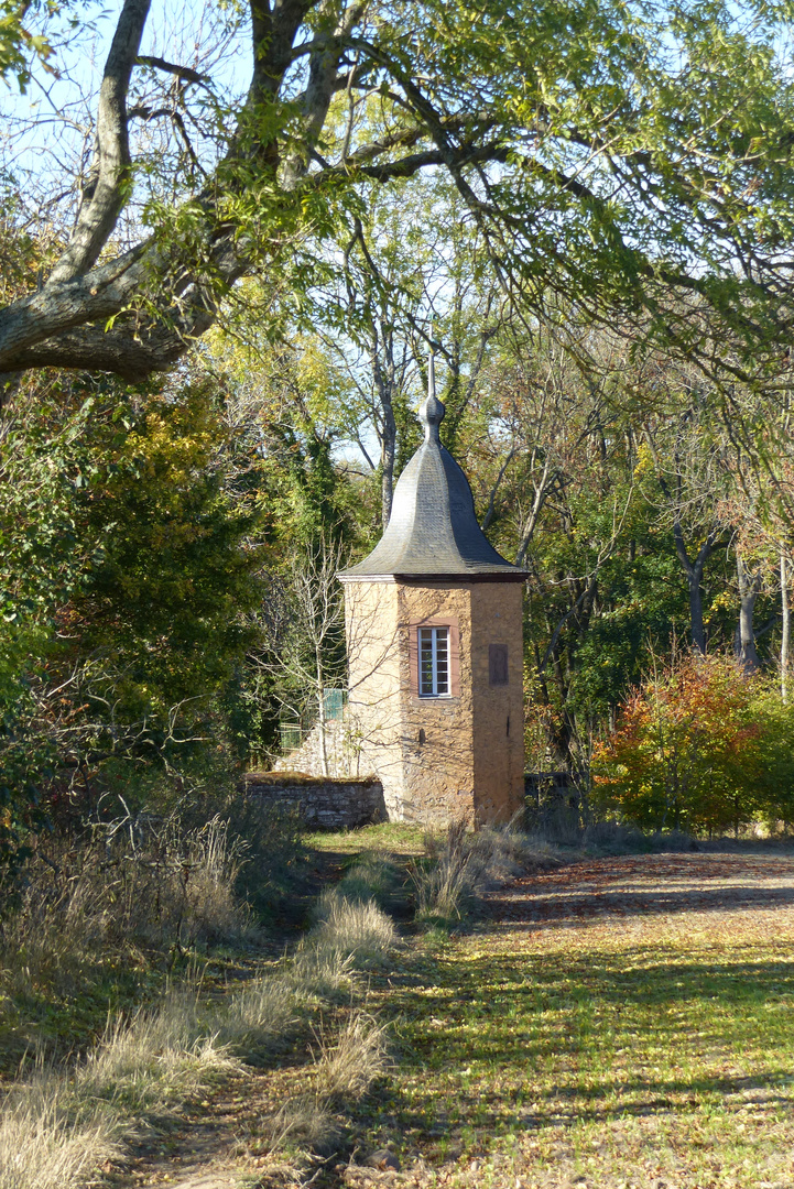 Gartenpavillon der Burg Dreiborn - Oktober 2018