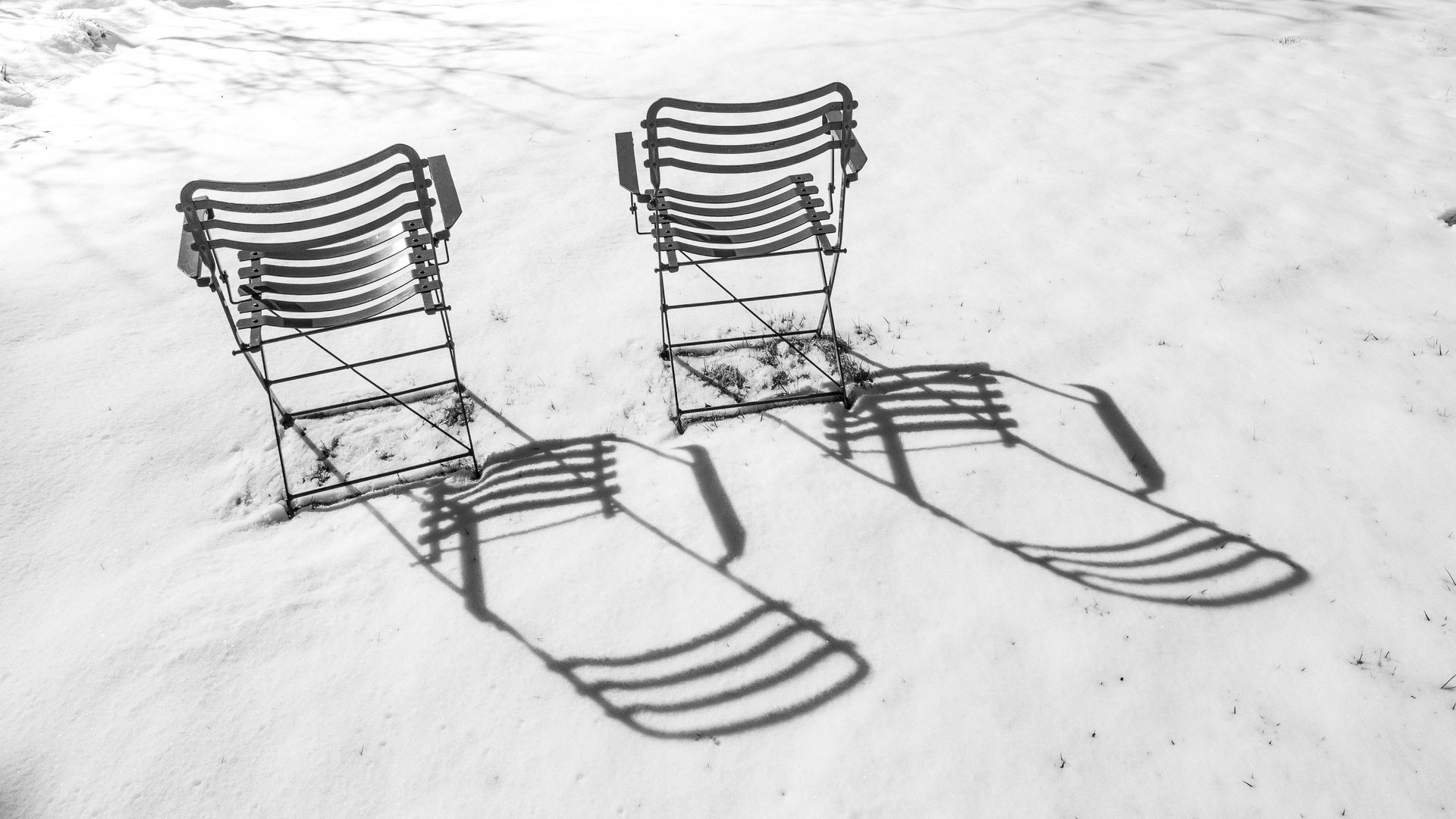 Gartenstühle im Schnee