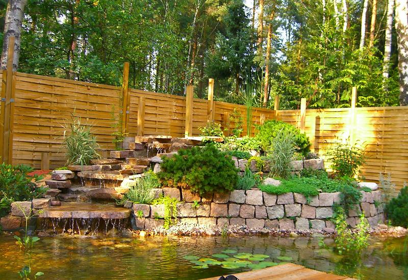 Gartenteich am Ferienhaus mit Wasserfall