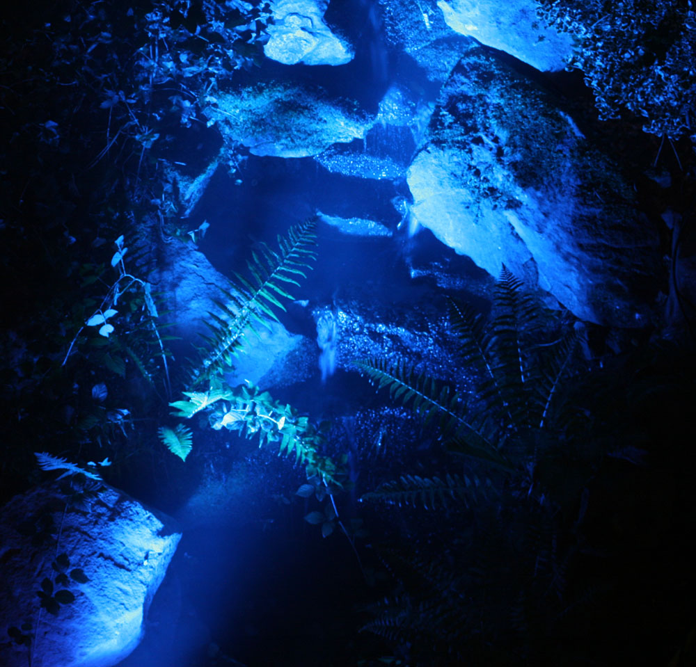 Gartenteich mit Wasserfall bei Nacht