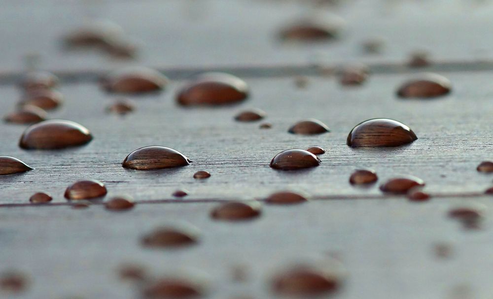 Gartentisch nach dem Regen