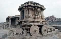 Garuda-Schrein als steinerner Tempelwagen vor dem Vitthala-Tempel - Hampi