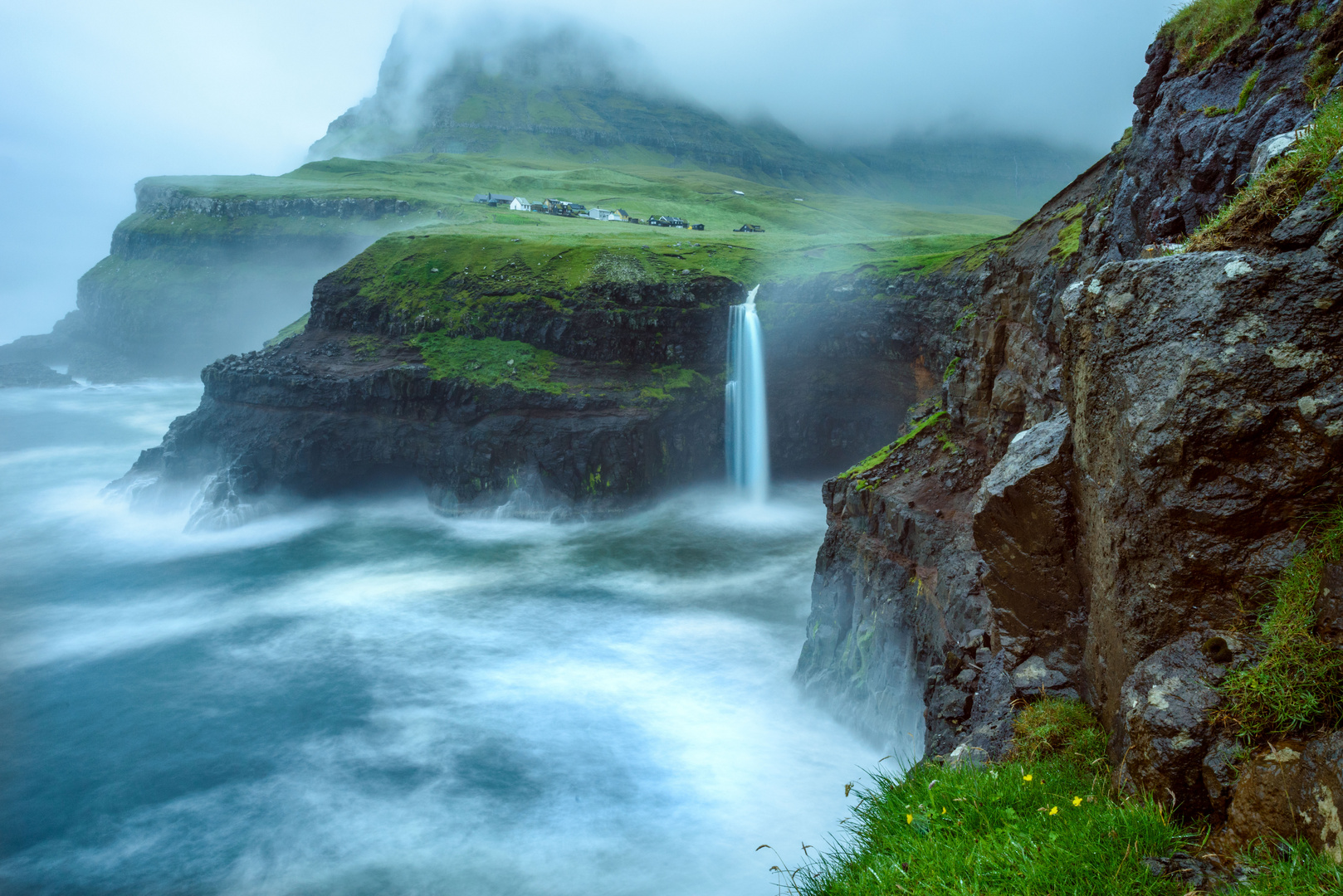 Gásadalur, Wasserfall