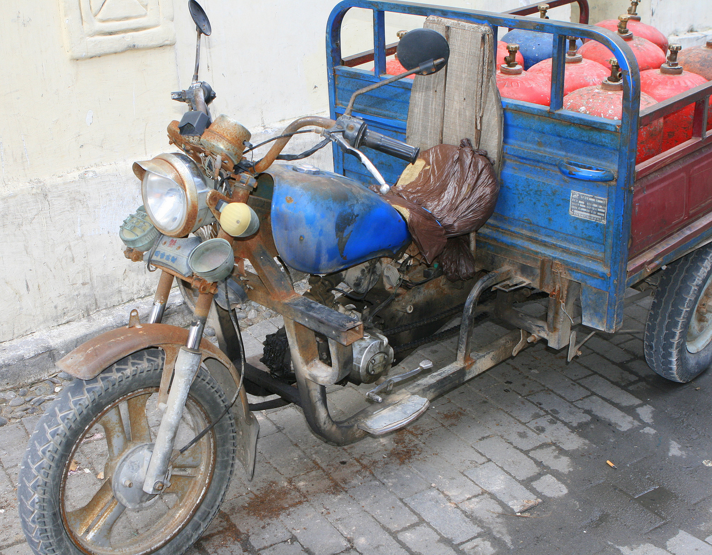 Gasflaschentransport in der Altstadt von Tanger