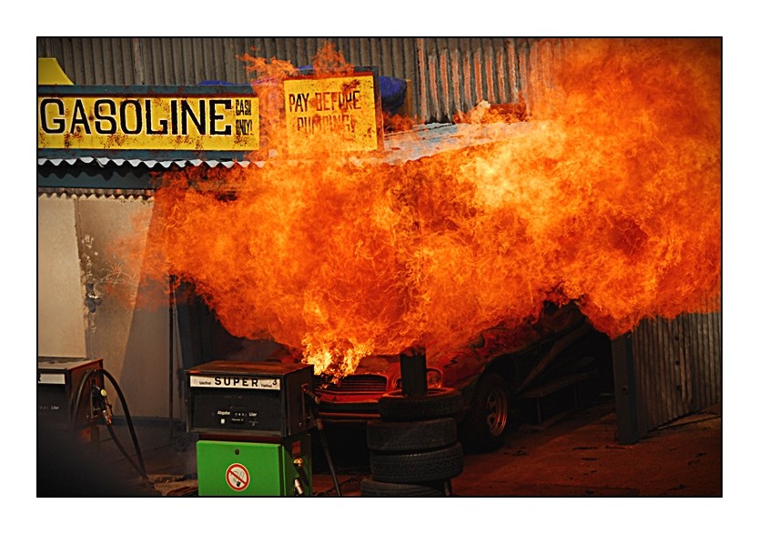 Gasoline oder Tanke in Flammen
