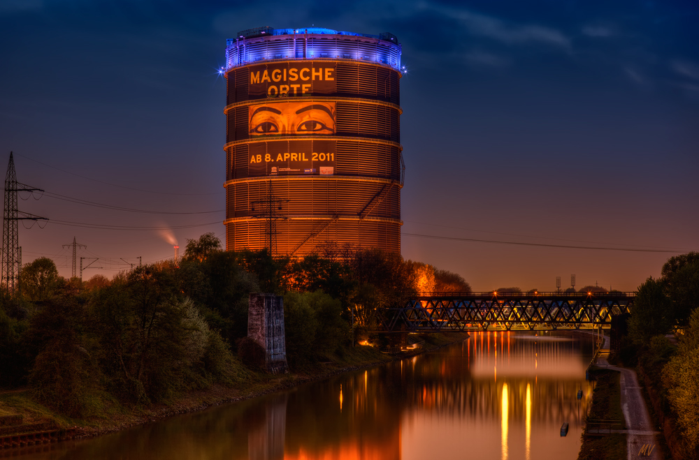 Gasometer am Abend