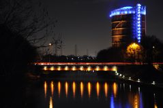 Gasometer bei Nacht