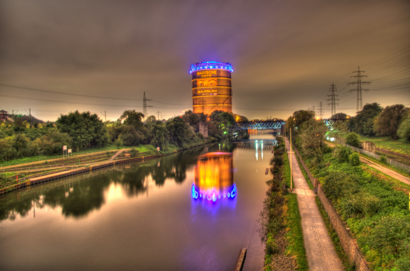 Gasometer bei Nacht