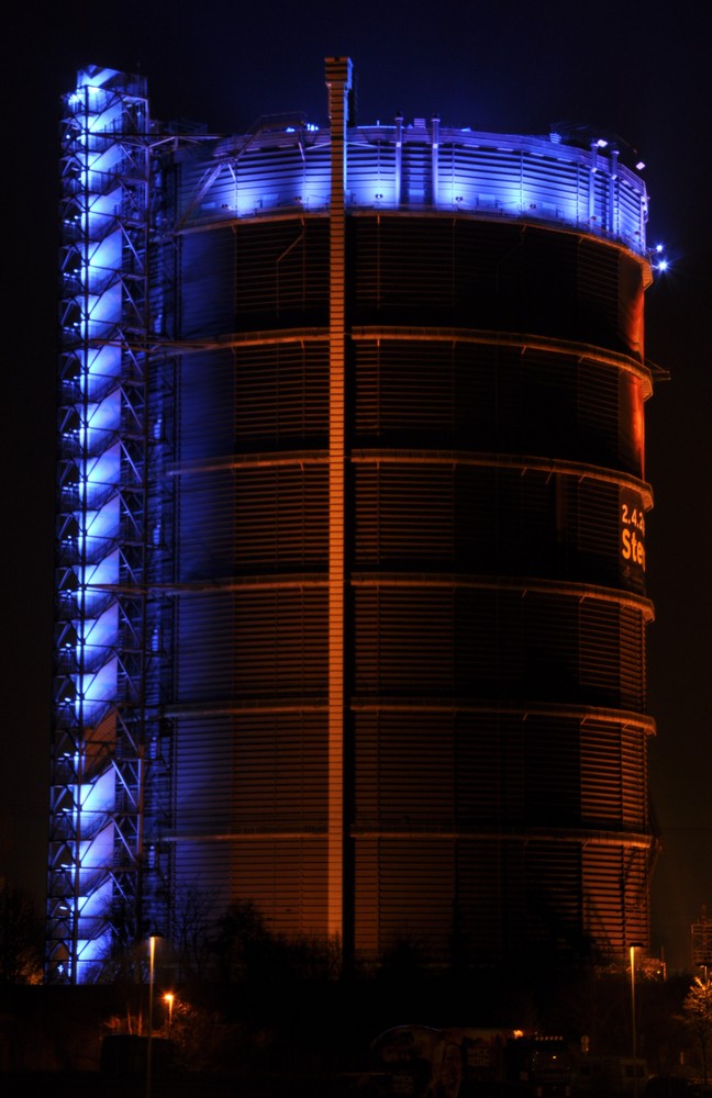 Gasometer bei Nacht