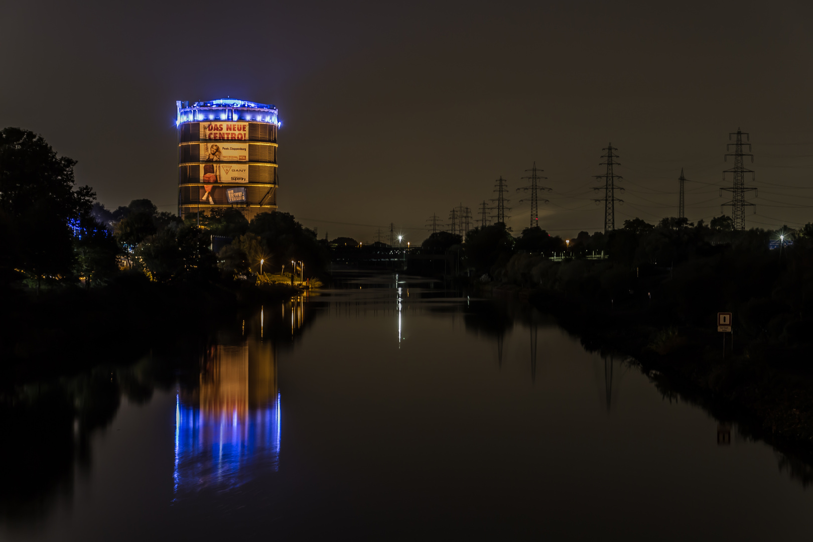 Gasometer - Blick über den Rhein-Herne-Kanal...