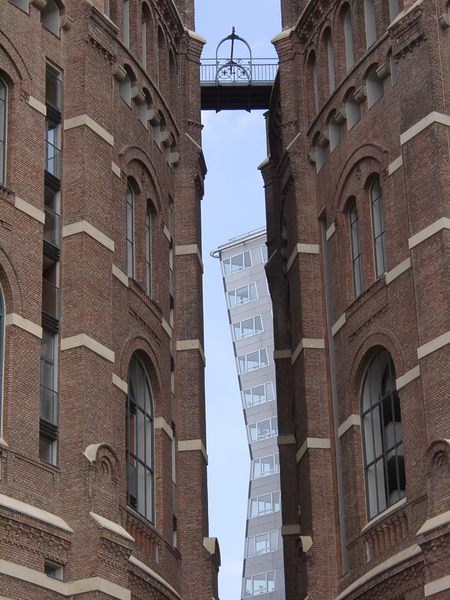 Gasometer City - mit Durchblick auf das moderne Bank Austria Gebäude