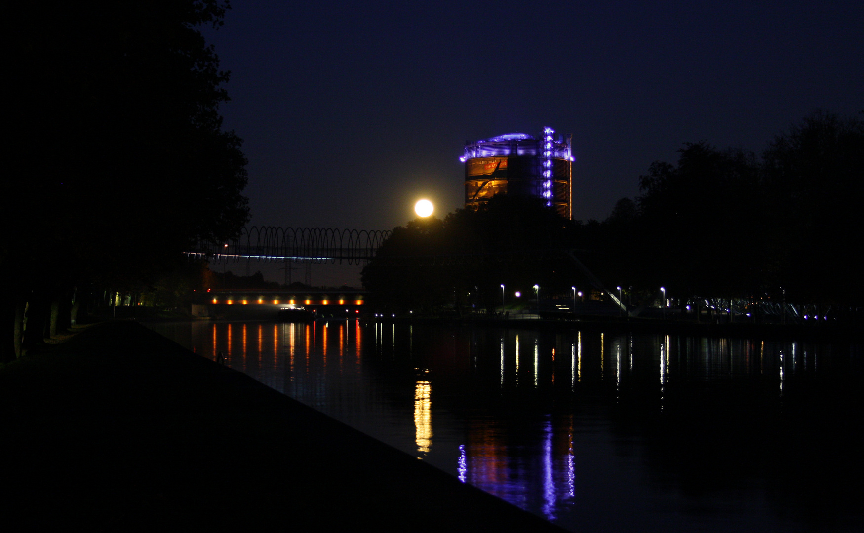 Gasometer im Mondschein