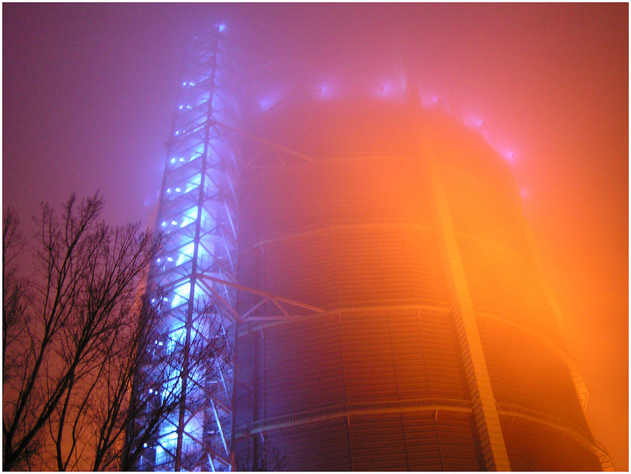 gasometer im nebel