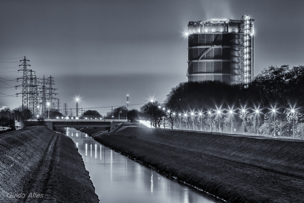 Gasometer in Stahlfarben