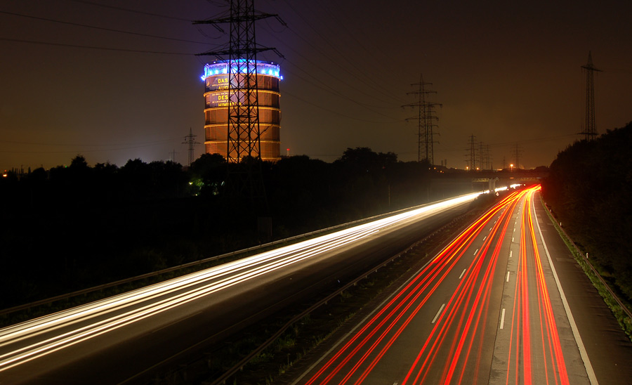 Gasometer Oberhausen am Rande der A42