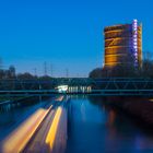 Gasometer Oberhausen mit Lichtspuren