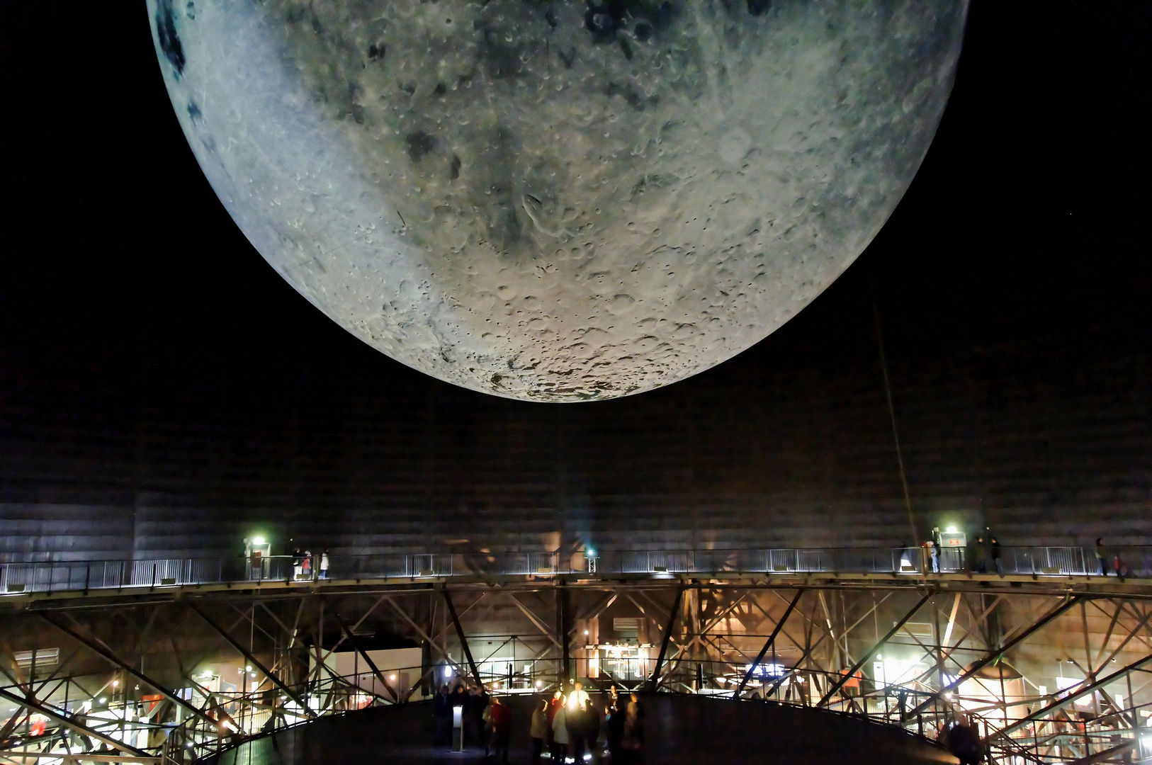 Gasometer Oberhausen mit Mond