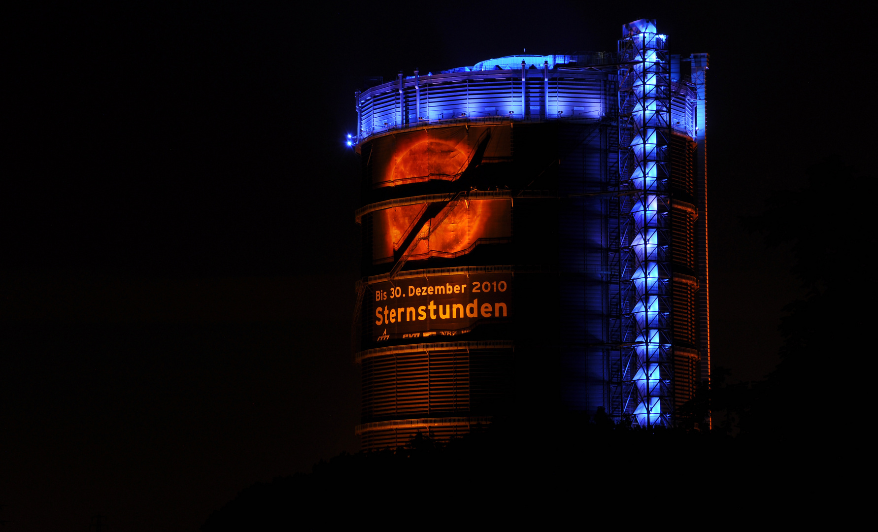 Gasometer Oberhausen nett beleuchtet