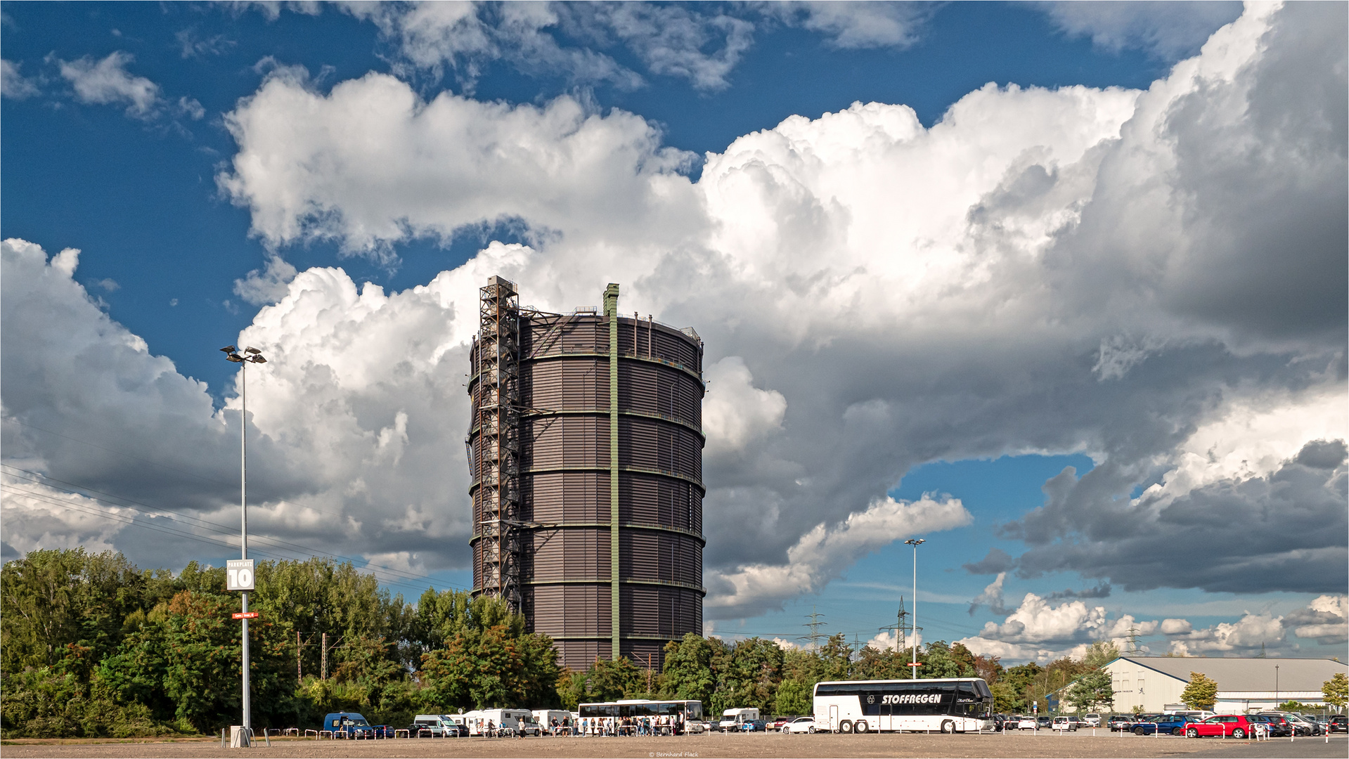 Gasometer und Wolkenhimmel