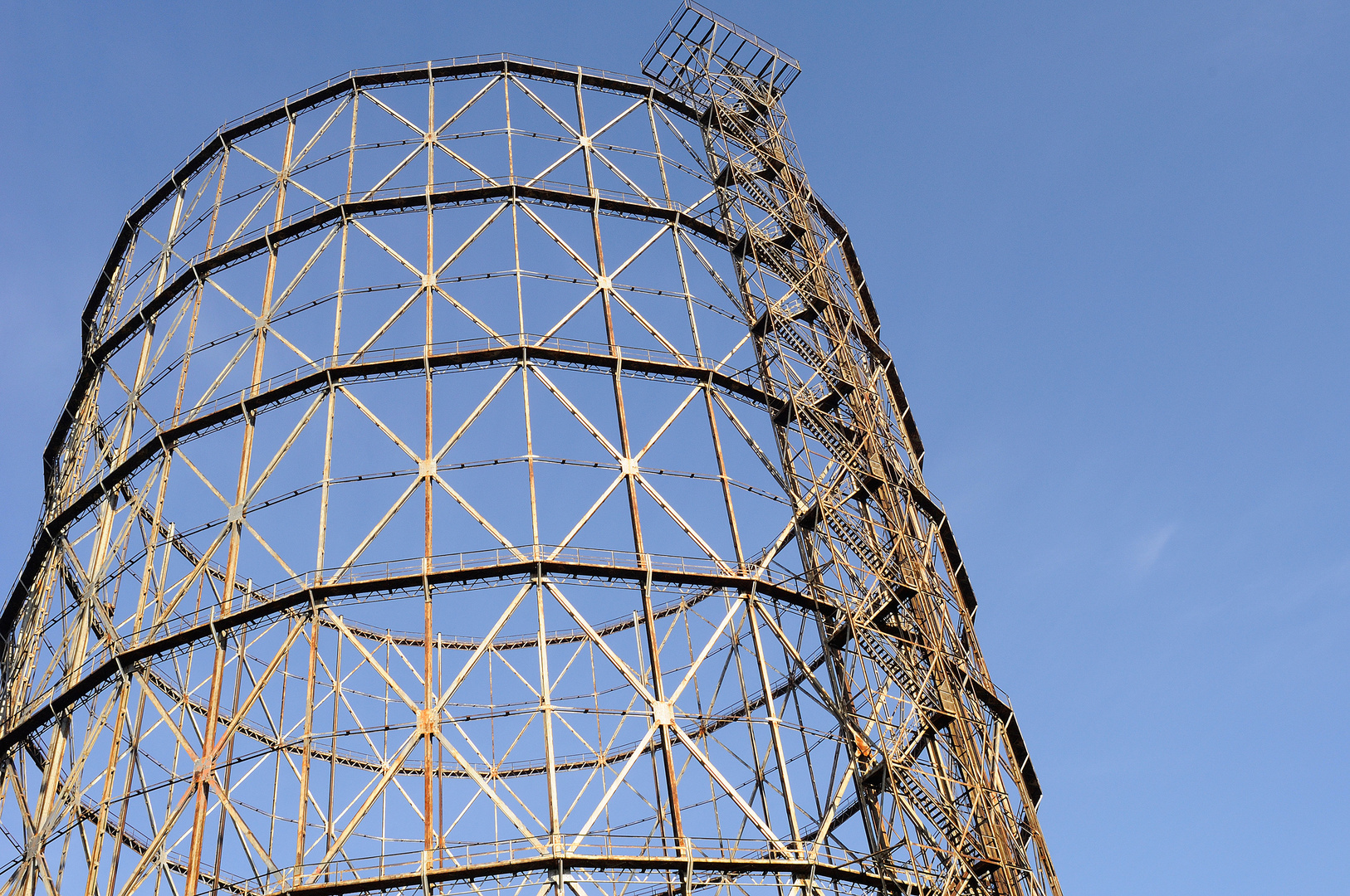 Gasometro al sole invernale