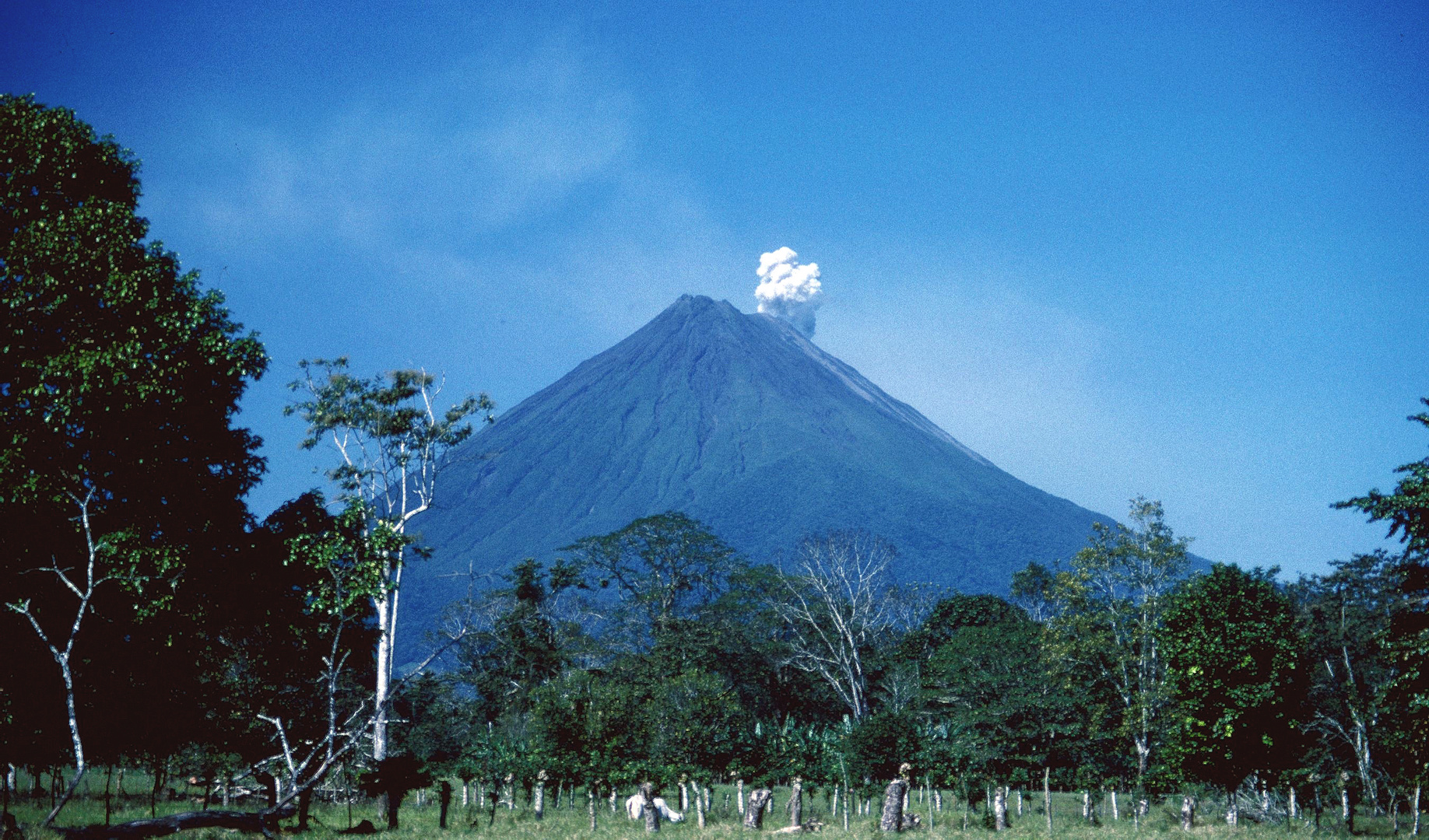 Gaspartikel aus dem Vulkan Arenal verteilen sich am Himmel..., Costa Rica
