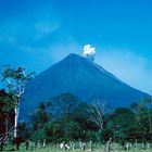 Gaspartikel aus dem Vulkan Arenal verteilen sich am Himmel..., Costa Rica