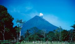 Gaspartikel aus dem Vulkan Arenal verteilen sich am Himmel..., Costa Rica