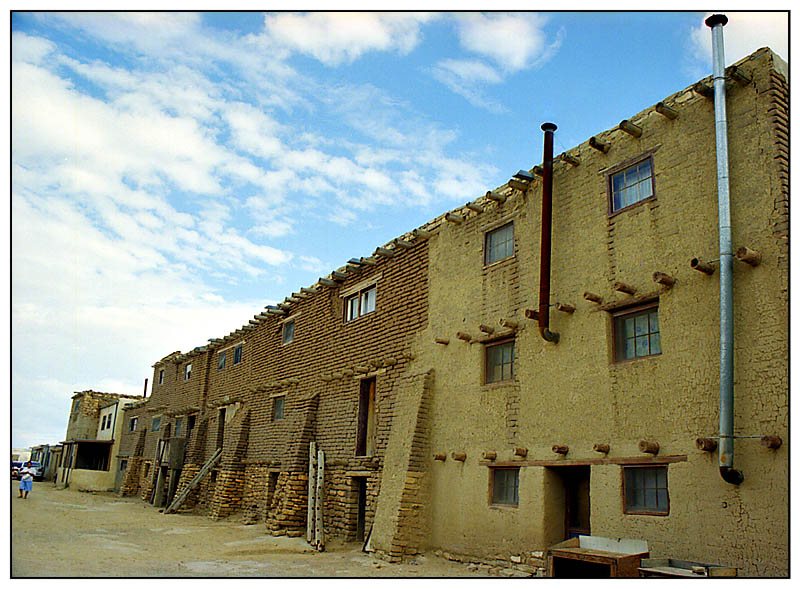 Gasse - Acoma Pueblo, New Mexico; USA