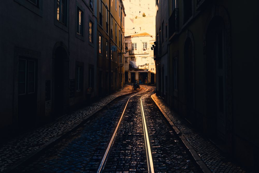 Gasse am Abend in Lissabon