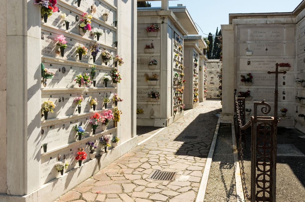 Gasse auf dem Friedhof San Michele bei Venedig