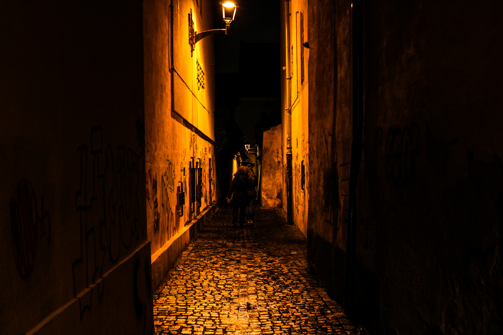  Gasse bei Nacht