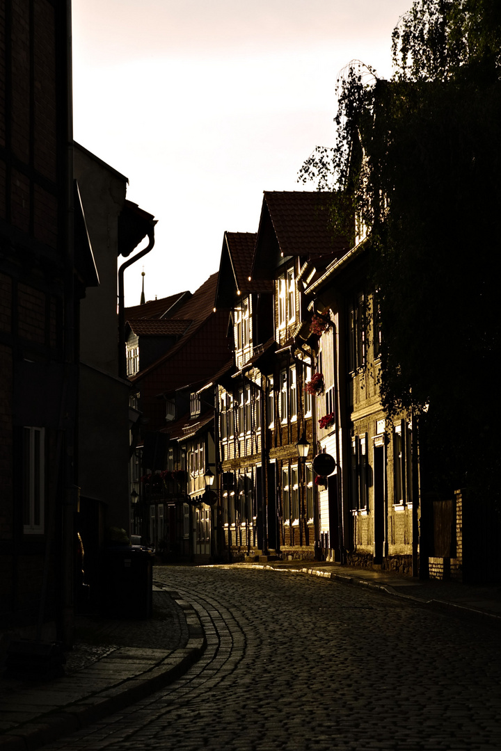 Gasse im Abendlicht