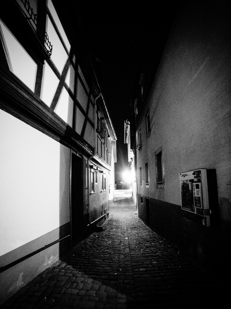 Gasse im Lichtschatten