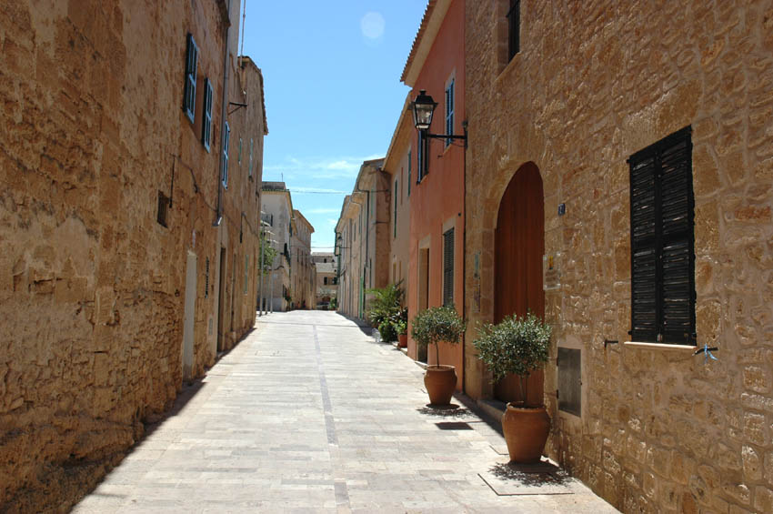 Gasse in Alcudia um die Mittagszeit