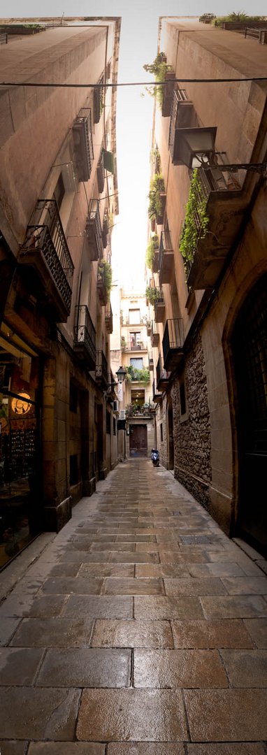 Gasse in Barcelona / street in Barcelona