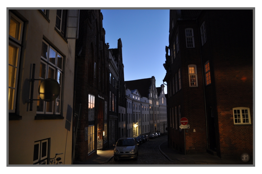 Gasse in blauer Stunde.