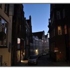 Gasse in blauer Stunde.